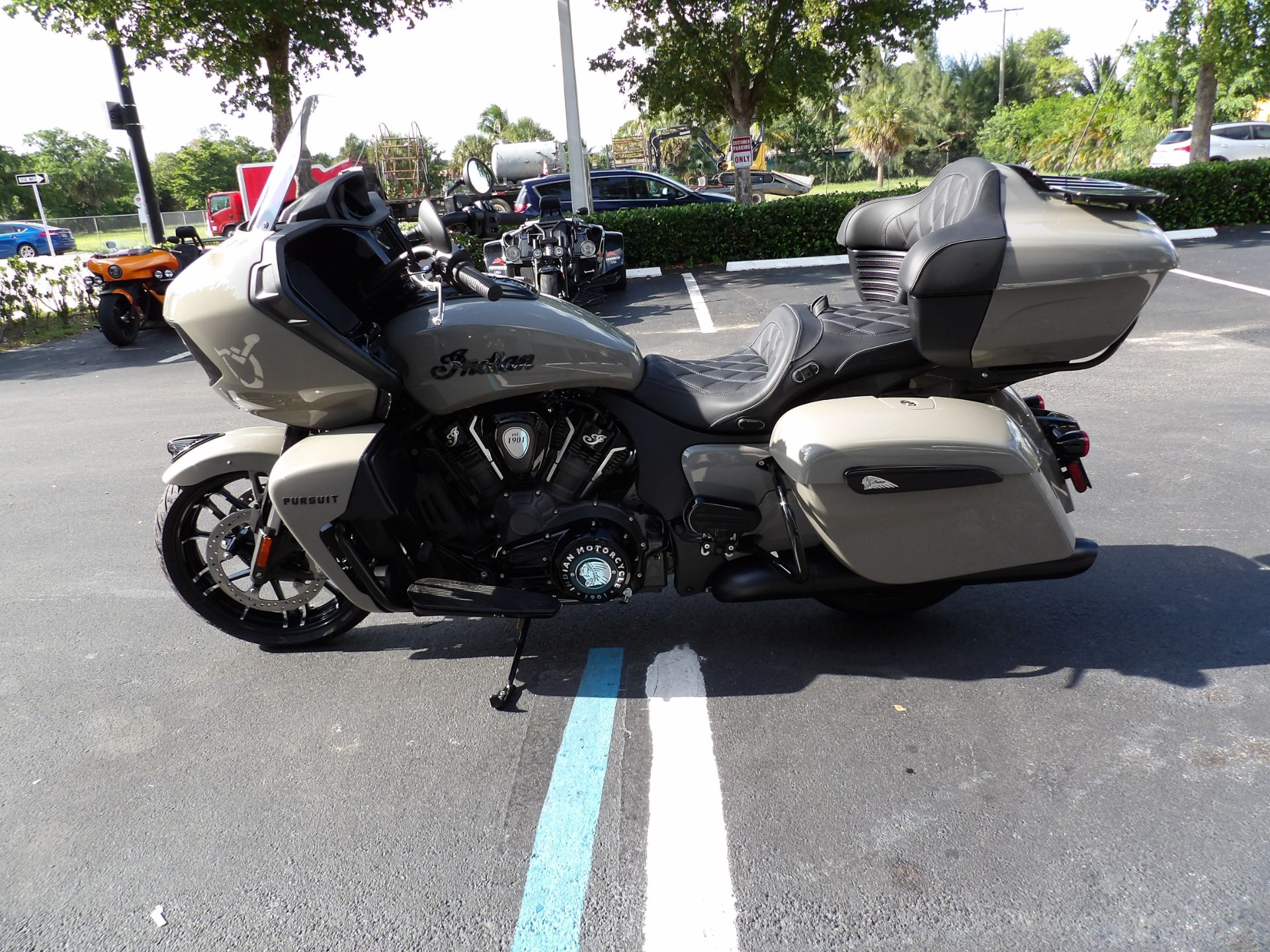 2024 Indian Motorcycle Pursuit® Dark Horse® Icon with Premium Package in Fort Lauderdale, Florida - Photo 6
